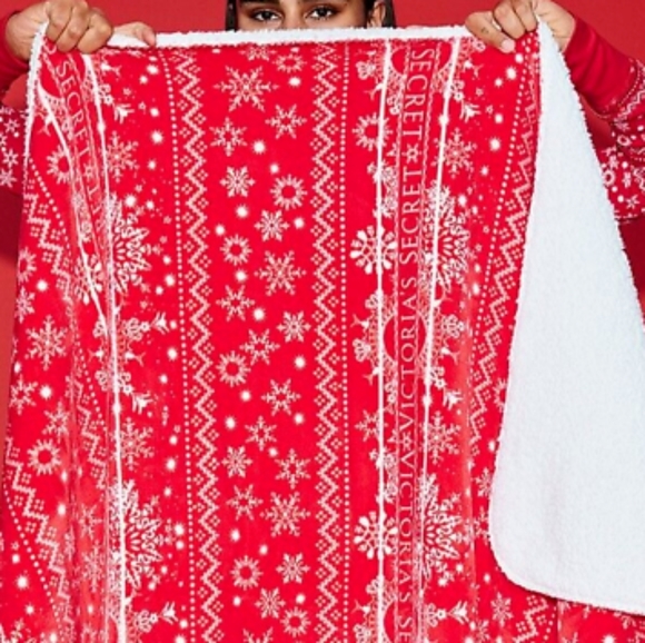 Victoria's Secret Holiday Snowflake Red Sherpa Blanket - Picture 2 of 8
